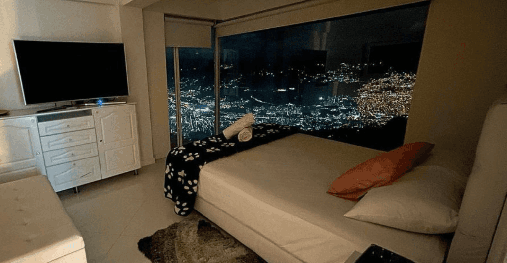 5) Flight House Luxury Village